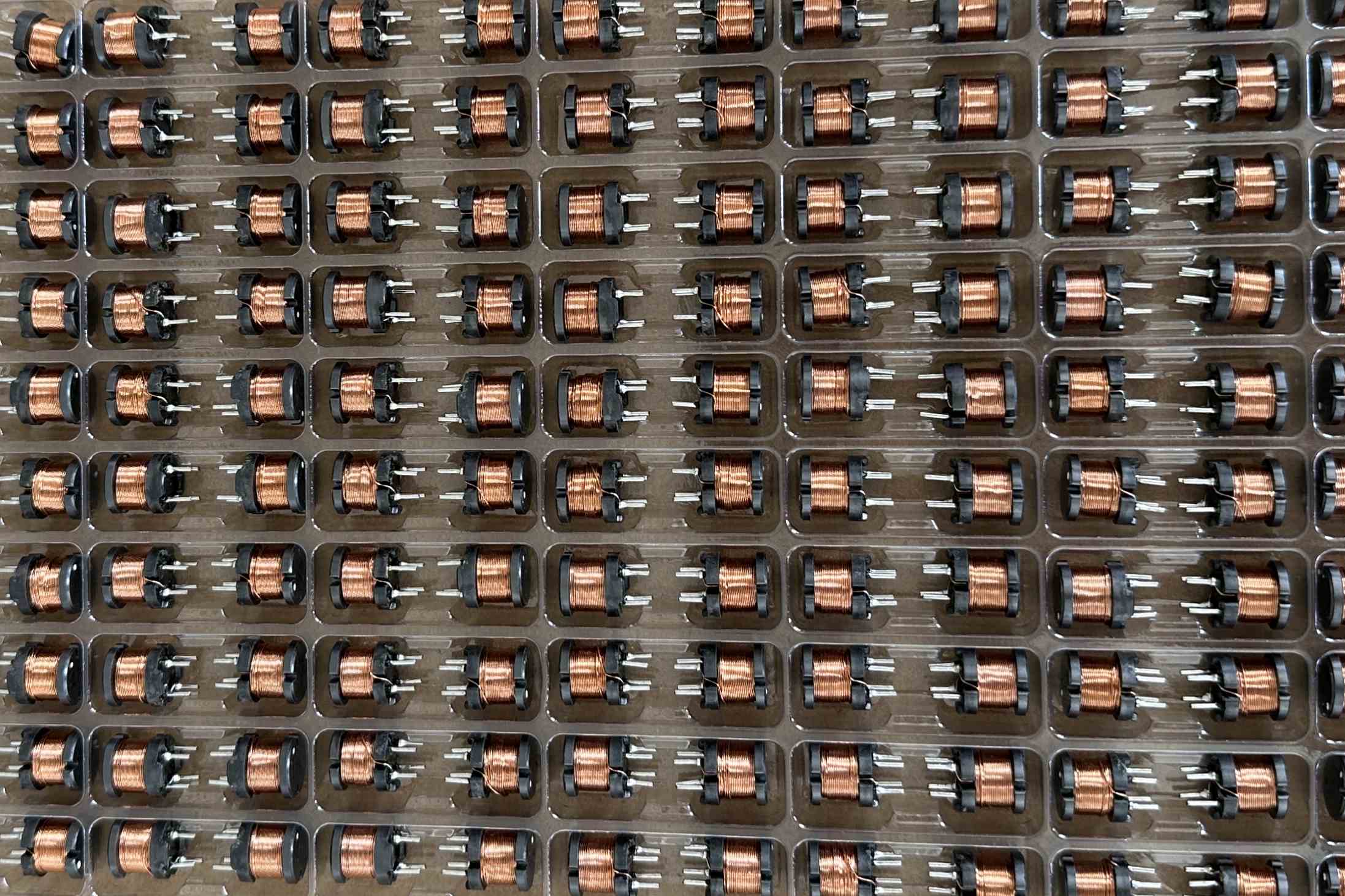 Inductor de blindaje THT 220uH 1.5A para cargadores PD 